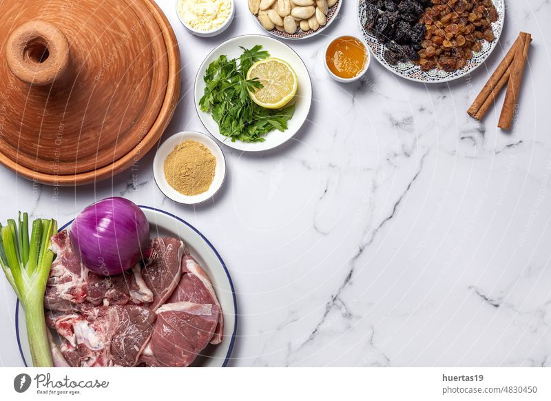 Rohzutaten und Gewürze für den traditionellen Lammeintopf oder die Tajine Tagine Hintergrund Lebensmittel weiß schmoren Marokkaner Lammfleisch arabische Küche