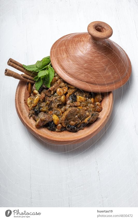 Traditionelle marokkanische Lammfleisch-Tagine von oben Hintergrund Lebensmittel weiß Gewürze schmoren Marokkaner arabische Küche Unterstützung muslimisch halal