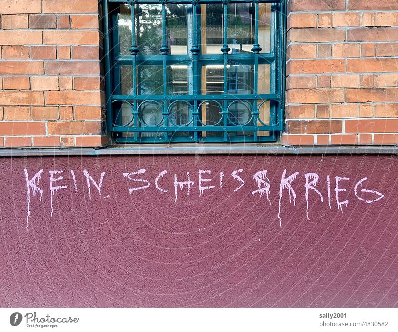 ohne weitere Worte Graffiti Statement Schriftzug Wand Mauer Fassade Buchstaben Krieg Protest gegen Krieg Aufruf rosa Backstein Ansage dagegen Ukrainekrieg