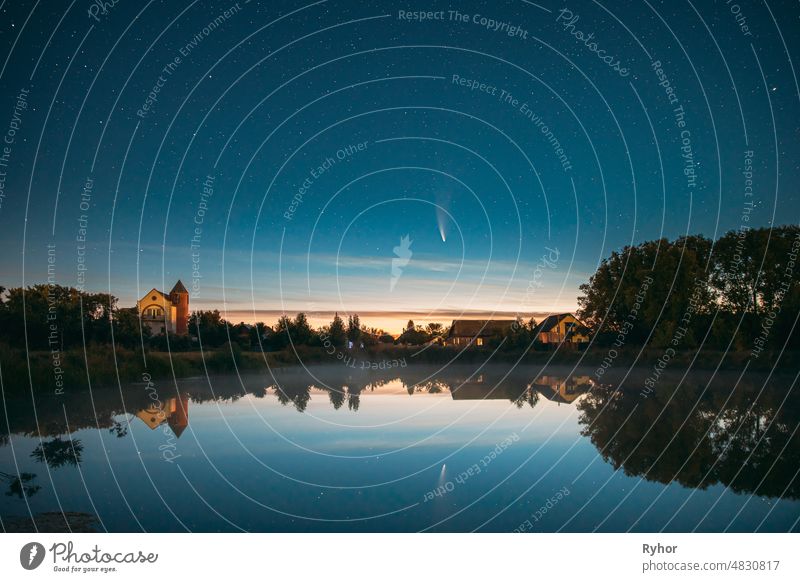 Dobrusch, Weißrussland. Komet Neowise C2020f3 in der Nacht Sternenhimmel reflektiert in kleinen See Gewässern. C2020F3 neowise sternenklar schön weißrussland