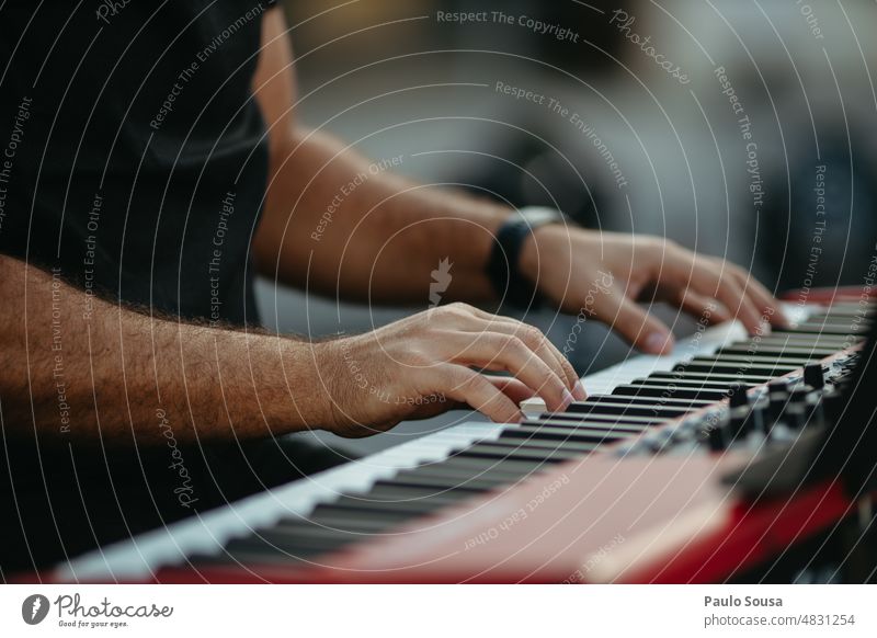 Nahaufnahme eines Pianisten beim Spielen Klavier Konzert Orchester Musik Musiker Klassik Klang üben Künstler Musikinstrument Finger Kunst musizieren