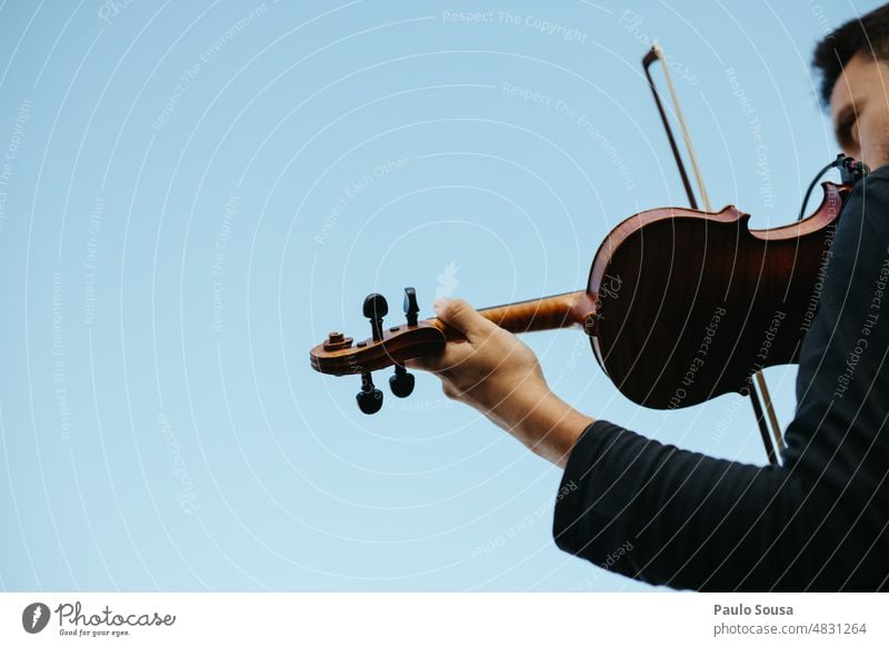 Mann spielt Geige auf der Bühne Geiger Musik Musiker Musikinstrument Orchester Schauplatz Farbfoto Detailaufnahme Musik hören Streichinstrumente Saite Konzert