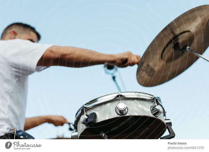 Mann spielt Trommeln gegen den Himmel Schlagzeug Schlagzeuger Trommelschlegel Jazz musizieren Musik Rhythmus Musiker Konzert schlagen Klang Stöcke