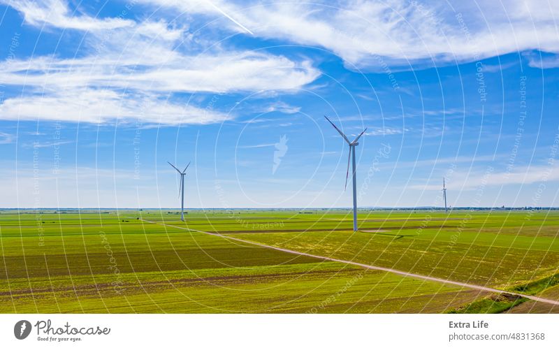 Blick auf mehrere Windmühlen, Windgeneratoren, Turbinen, die durch Umwandlung von Bewegungsenergie erneuerbare und saubere Energie erzeugen oben