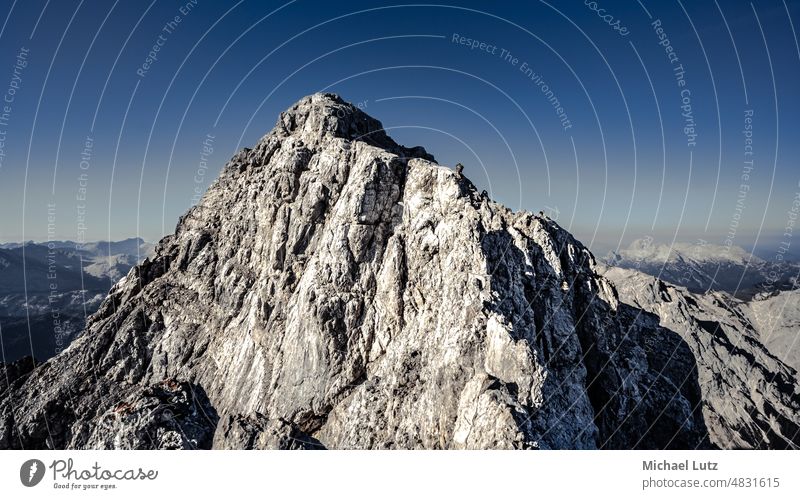 Mann beim Klettern auf dem Watzmann-Zentralgipfel Berchtesgaden Alpen Bayern Deutschland wandern Morgen Bergsteiger Menschen Sommer Überschreitung Südspitze