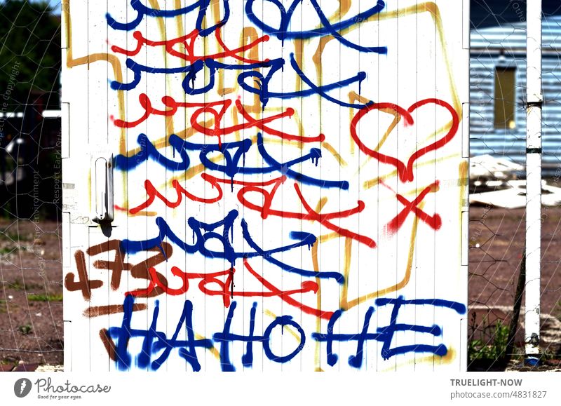 HA HO HE blaue und rote Linien, rotes Herz und x Graffiti auf einem Verteilerkasten an der Straße - vielleicht von einem Hertha Berlin Fan? Zeichen Schrift