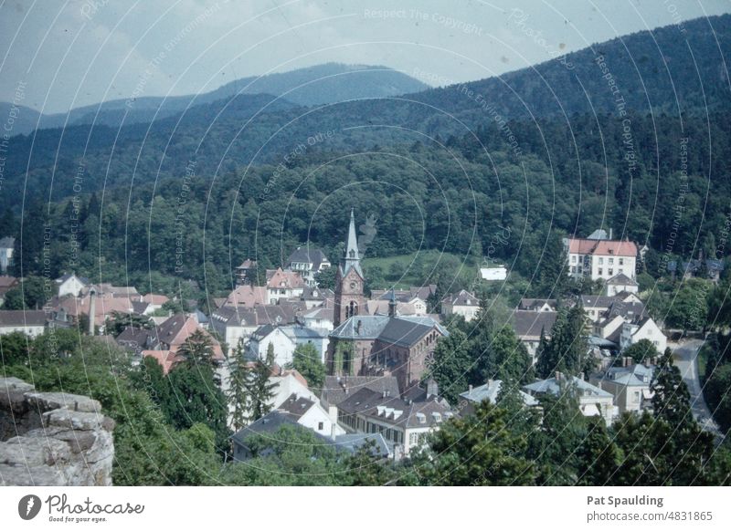 Badenweiler, ein Kurort in Deutschland, vom Schloss aus gesehen Resort Baden-Württemberg Architektur Berge im Hintergrund Cluster von Gebäuden Europa Natur