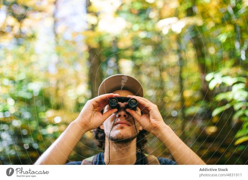 Wanderer beobachtet den Wald mit einem Fernglas Mann Reisender beobachten bewundern reisen Trekking Abenteuer erkunden männlich Hochland Natur Wanderung Hügel