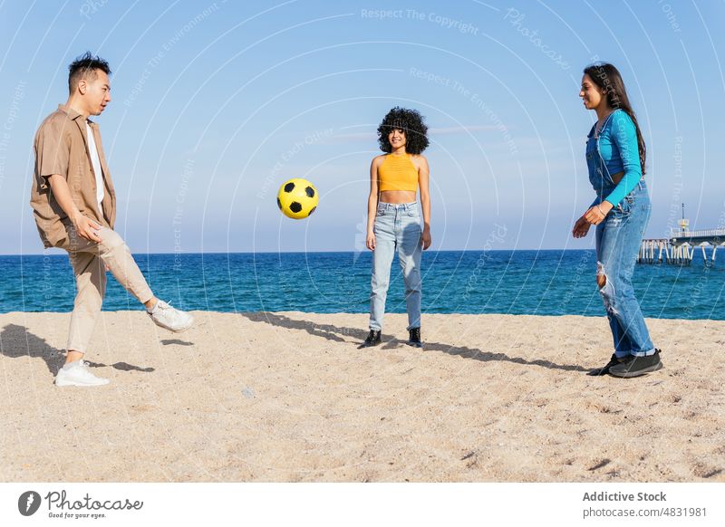 Verschiedener Mann und Frau spielen mit Ball am Strand Freund Kick Sommer Wochenende Zusammensein MEER Resort Blauer Himmel Urlaub Ufer Küste Glück Sand
