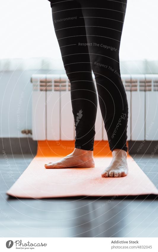 Barfüßiger Rentner, der beim Fitnesstraining auf einer Matte stehend die Beine streckt Frau Rentnerin Übung Training heimwärts Morgen gymnastisch Barfuß