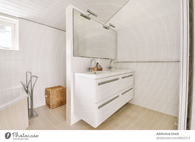 Schubladen mit Waschbecken und Spiegel an der Trennwand Bad modern Innenbereich heimwärts Design Hygiene Abtrennung heimisch Stil Licht Wand Möbel