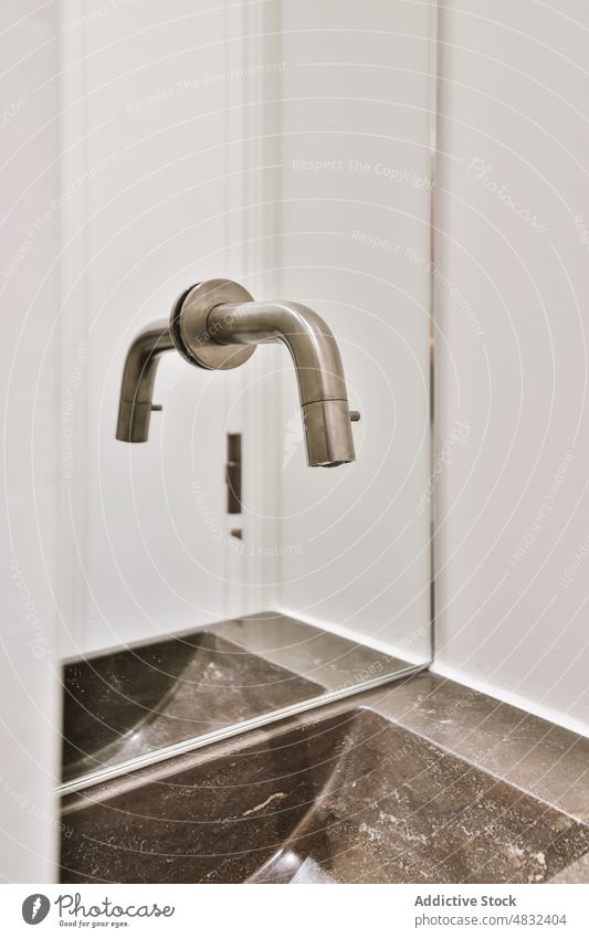 Waschbecken und Wasserhahn an einem Spiegel, der ein modernes Schlafzimmer widerspiegelt Bad Innenbereich Design Waschraum Reflexion & Spiegelung Appartement