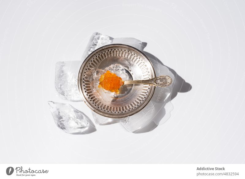 Tobiko-Kaviar auf einem Silbertablett serviert tobiko fliegende Fische Silberplatte Rogen Schalen & Schüsseln orange Meeresfrüchte lecker Lebensmittel Speise