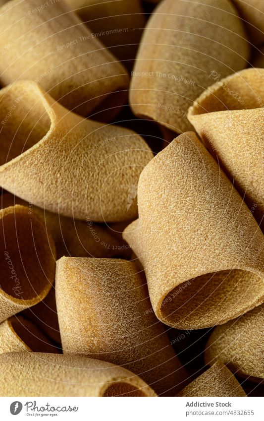 Rohe Paccheri-Nudeln paccheri Spätzle Vollkorn Weizen roh Haufen Koch Attrappe viele Lebensmittel Tradition Italienisch Ernährung Bestandteil Mahlzeit Küche
