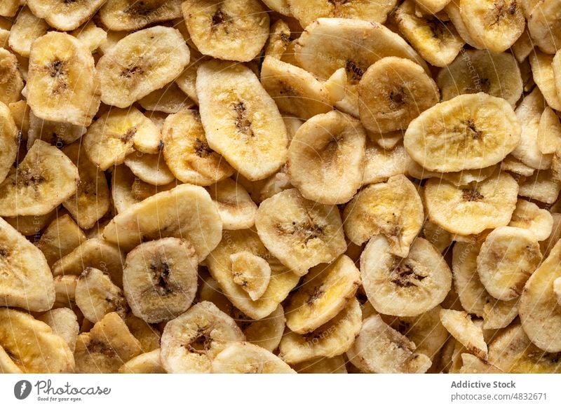 Nahaufnahme einer getrockneten Banane trocknen Snack Lebensmittel Chips Frucht süß Ernährung Gesundheit Bestandteil geschmackvoll Diät organisch natürlich