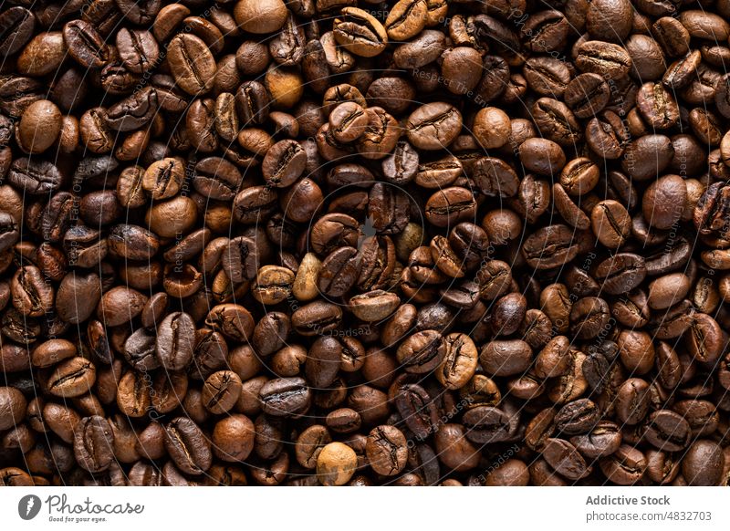 Hintergrund aus gerösteten Kaffeebohnen mit angenehmem Aroma Bohnen kolumbianisch gebraten natürlich Produkt organisch Bestandteil trocknen Überfluss Textur