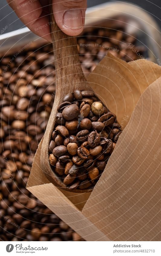 Kaffeebohnen und Holzschaufel geröstet Bohnen Hand Tüte ökologisch kolumbianisch Baggerlöffel Körperteil Braten Aroma Koffein braun Geschmack natürlich