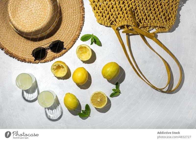 Flachlegung des Sommerkonzepts Konzept Zusammensetzung Zitrone frisch natürlich Gesundheit kreativ organisch Sonnenbrille Brille Getränke Hut gelb Farbe