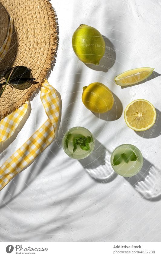 Flachlegung des Sommerkonzepts Konzept Zusammensetzung Zitrone frisch natürlich Gesundheit kreativ organisch Sonnenbrille Brille Getränke Hut gelb Farbe