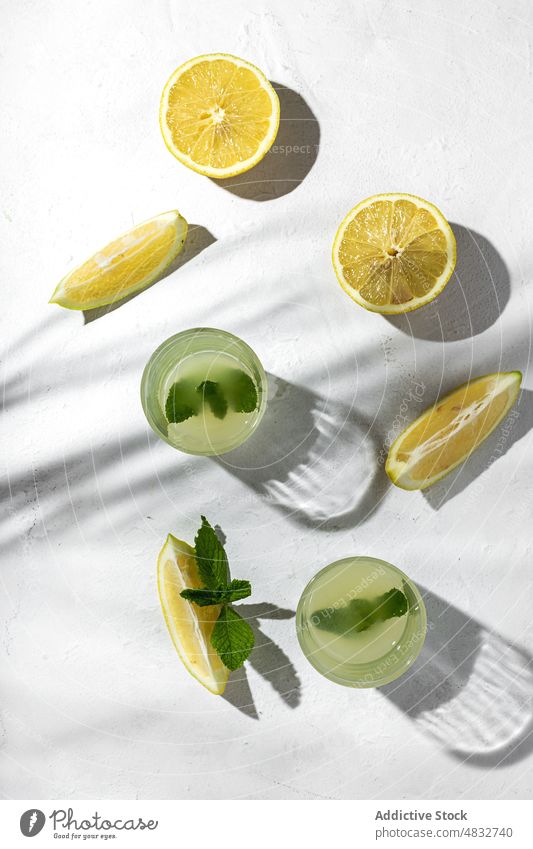 Flachlegung des Sommerkonzepts Konzept Zusammensetzung Zitrone frisch natürlich Gesundheit organisch Brille Getränke gelb Schatten Sonnenlicht Minze hell Frucht