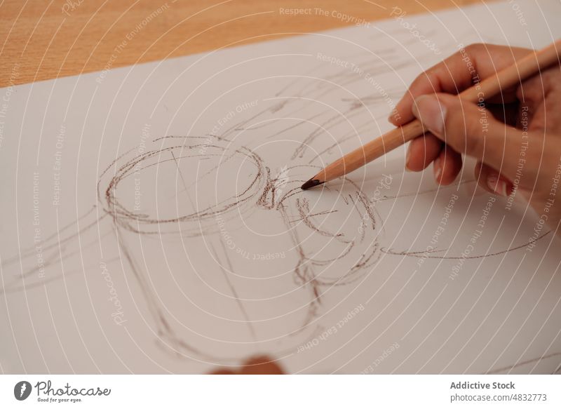 Crop Artist Zeichnung auf Papier zeichnen Bleistift Kunst kreativ Künstler Handwerk Fähigkeit Werkstatt Tisch Prozess Bild Talent Hobby kreieren professionell