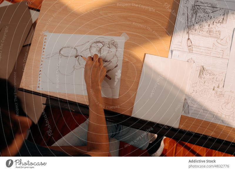 Unbekannte Frau zeichnet auf weißem Papier in der Nähe des Fensters Innenbereich zeichnen Erwachsener Lifestyle kreativ Atelier Arbeitsplatz künstlerisch hübsch