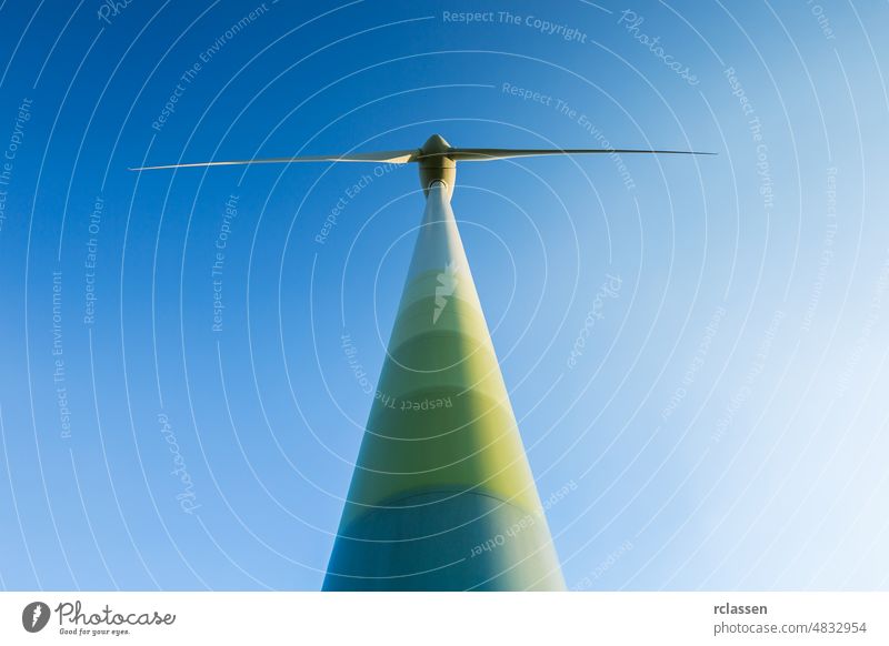 Windrad Pinwheel Windkraftanlage Windpark vorwärts blauer Himmel Öko Energie alternativ Alternative Energie Biostrom billiger Strom Klimawandel Klimaschutz