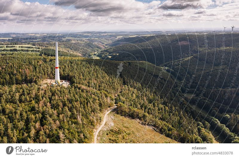 Luftaufnahme von Windkraftanlagen auf der Baustelle Wald Bäume Industrie Windpark Dröhnen Erzeuger im Bau Konstruktionsseite Antenne Cloud Erneuerbare Energie