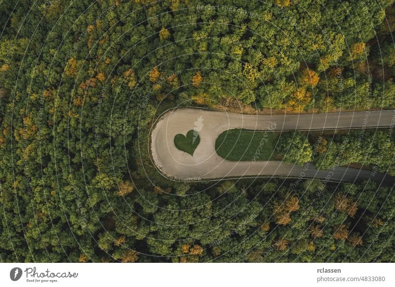 "Love sign" Hand Herz-Symbol in einer gekrümmten Straße im Wald, Drohne Schuss Liebe Zeichen Antenne Dröhnen Ansicht Auge Kurve Landschaft Form Natur Abenteuer