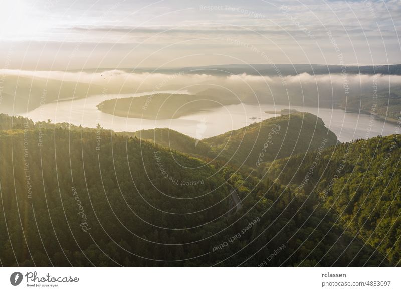 Rursee am Morgen, Eifel Deutschland Antenne blau Dröhnen grün See Landschaft Berge u. Gebirge Natur Fluss rursee Himmel Sommer Wolken Sonnenaufgang