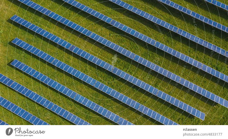 Luftaufnahme von oben nach unten von Solarmodulen, die auf dem Boden montiert sind Photovoltaik-Solarmodule absorbieren das Sonnenlicht als Energiequelle zur Erzeugung von Strom und schaffen so nachhaltige Energie
