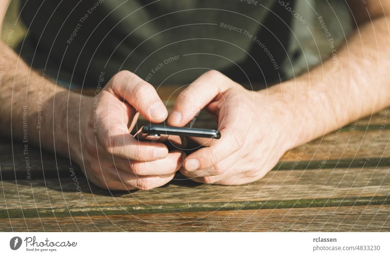 Mann tippt auf Smartphone Telefon klug Hand benutzend Zelle Menschen Funktelefon Anruf Spielen Mitteilung Nachricht Internet Lifestyle lesen spielen