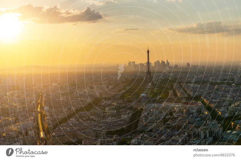 Panorama der Pariser Skyline, Blick vom Montparnass-Turm Eiffel Wahrzeichen Sonnenuntergang Frankreich Stadtbild Antenne Sonnenaufgang Europa Wolken Altstadt