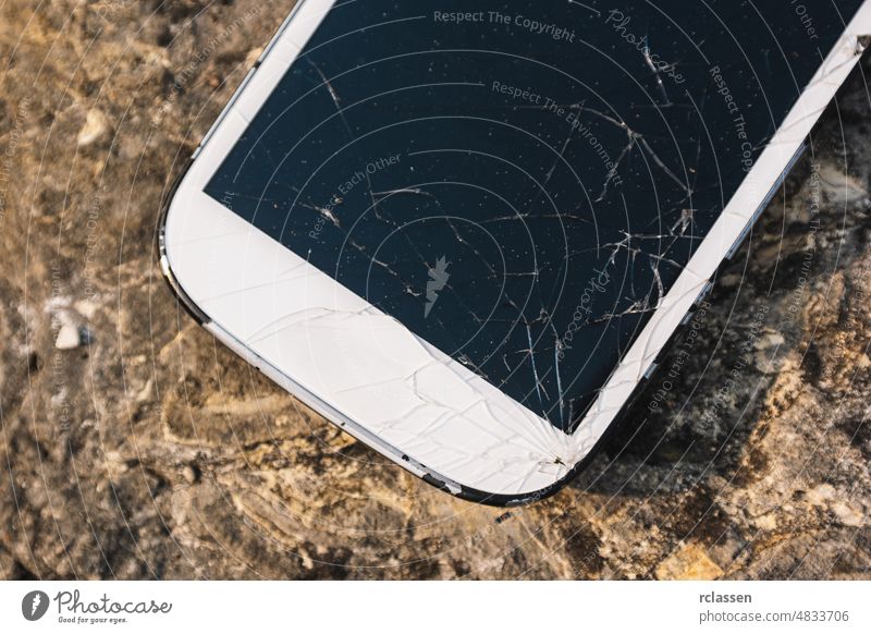 Kaputter Bildschirm Smartphone Telefon gebrochen Zelle Stein Mobile zerbrochen weiß Funktelefon Reparatur zerschlagen Glas klug Anzeige Hintergrund Unfall