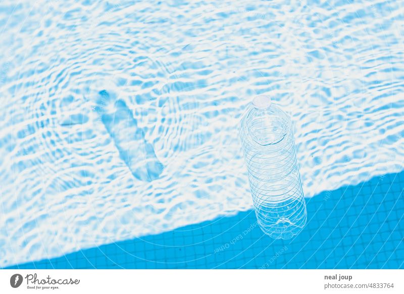Transparente Plastikflasche und ihr grafischer Schatten in einem bläulich schimmernden Pool voll sommerlicher Stimmung Wasser Wasserstruktur Wasserflasche