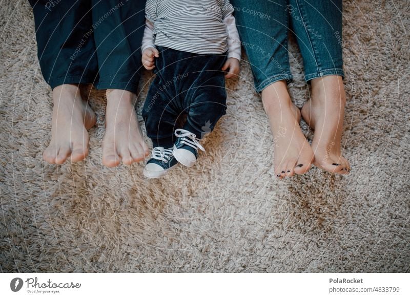 #A14# Füße Füße Füße Füße hoch Füße zusammen Füße hochlegen Familie Familienglück Familienzeit Familienplanung familienalbum Füße auf dem Boden Baby Babyfüße
