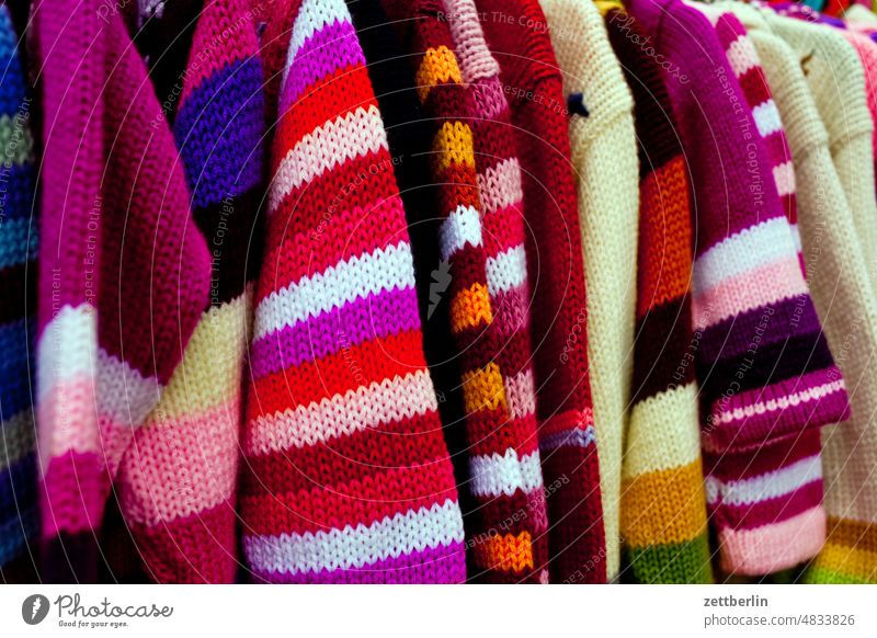 Gestrickte Pullover stricken häkeln gestrickt gehäkelt mode bekleidung konfektion garderobenständer auswahl sortiment winter modisch maschen luftmasche farbe