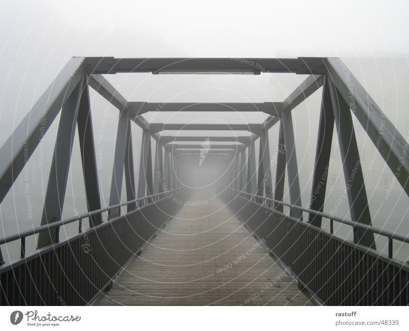 brücke im nebel Nebel Stahl Konstruktion grau streben Eisen Holz Einsamkeit Brücke Geländer Holzbrett steel bridge fog grey lonelyness Traurigkeit