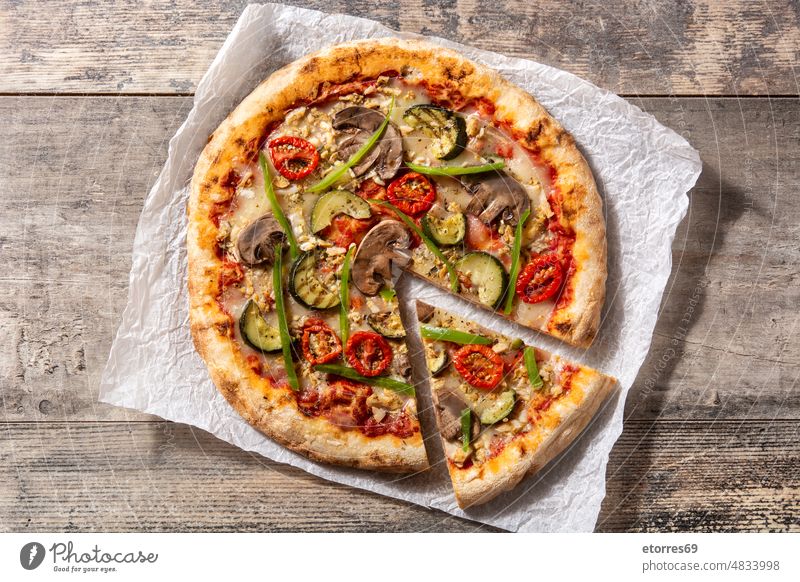 Vegetarische Pizza mit Zucchini, Tomaten, Paprika und Pilzen lecker Diät Speise Teigwaren Mehl Lebensmittel Gesundheit Zutaten vereinzelt Italienisch Ketchup