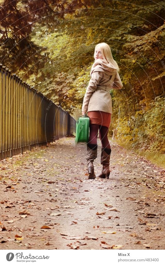 wohin? Ferien & Urlaub & Reisen Ausflug Ferne Freiheit Mensch feminin Junge Frau Jugendliche Leben 1 18-30 Jahre Erwachsene Natur Herbst Blatt Park Wald