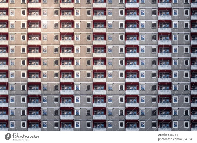 architektonisches Muster, Berliner Wolkenkratzer mit Sozialwohnungen und hässlicher Fassade Anonymität anonym Architektur Hintergrund Balkon groß Klotz Kasten