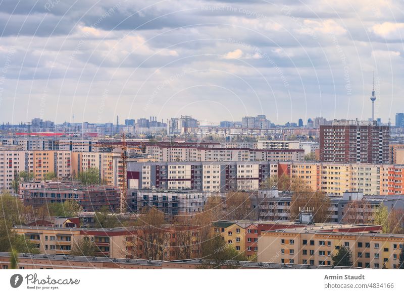 Panorama von Berlin Marzahn mit Fernsehturm und schönen Wolken hellersdorf Gehäuse Anwesen abgeschnitten Architektur Wolkenkratzer Außenseite Deutschland