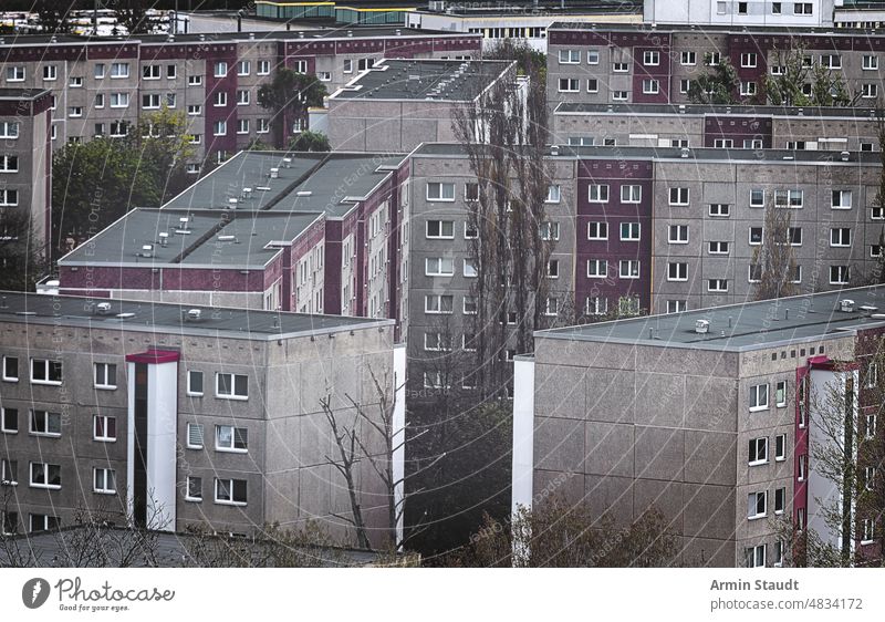 Nahaufnahme von tristen Wohnhäusern in Berlin Marzahn hellersdorf Gehäuse Anwesen abgeschnitten Architektur Wolkenkratzer Außenseite Deutschland Antenne Leben