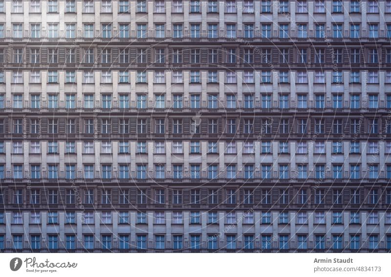 Architekturmuster, düstere Altbaufassade eines Berliner Hauses mit Stuck Muster übergangslos Fassade Wiederholung groß riesig viele anonym Megastadt Zukunft