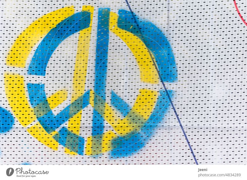 Friedenswunsch in gelb-blau auf weißem Stoff verewigt Peace Zeichen peacezeichen Symbole & Metaphern Hoffnung Krieg Versöhnung Ukraine Russland NATO