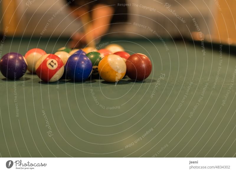 Billard spielen Billardkugel Kugel rund viele grün Queue Mensch Tisch Hand 11 Sport bunt Spiel Freizeit Konkurrenz Hobby Spaß Aktivität Nummer Team