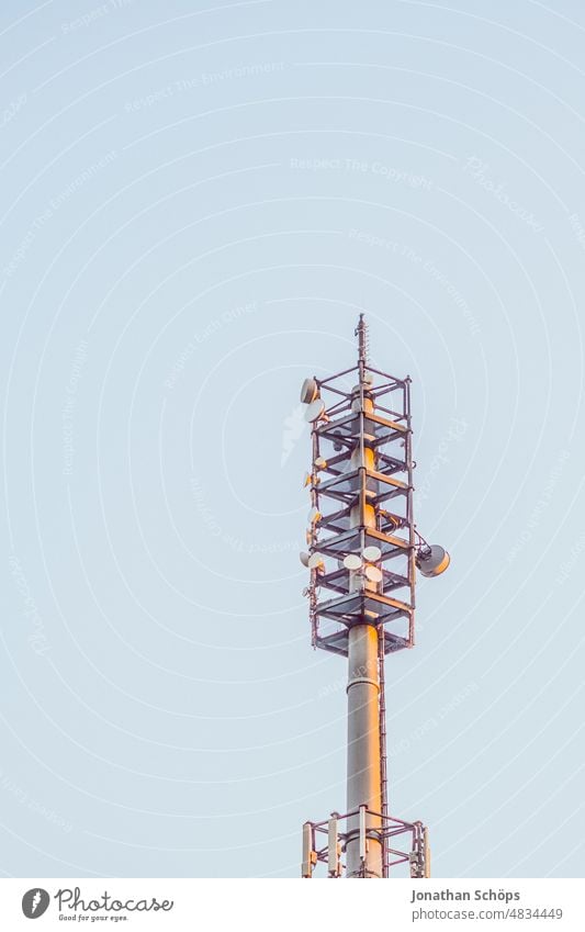 Funkmast für Handyempfang Mobilfunk vor blauem Himmel 3G 4G 5G 5G Ausbau 5G-Strahlung Datenschutz Digitalisierung EMF Elektromagnetische Felder