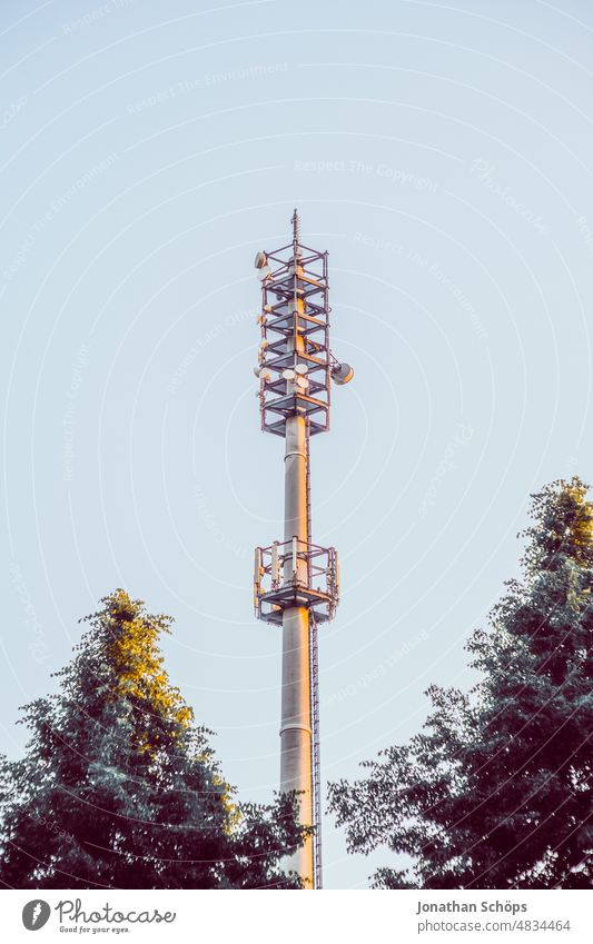 Funkmast für Handyempfang Mobilfunk vor blauem Himmel 3G 4G 5G 5G Ausbau 5G-Strahlung Datenschutz Digitalisierung EMF Elektromagnetische Felder