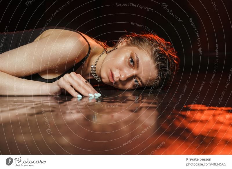 Fashion Art Foto von einem Mädchen, junge schöne Frau im Wasser liegend Glamour nass Lügen Liegend in Ruhestellung abstrakt Wohlgefühl majestätisch Erwachsener