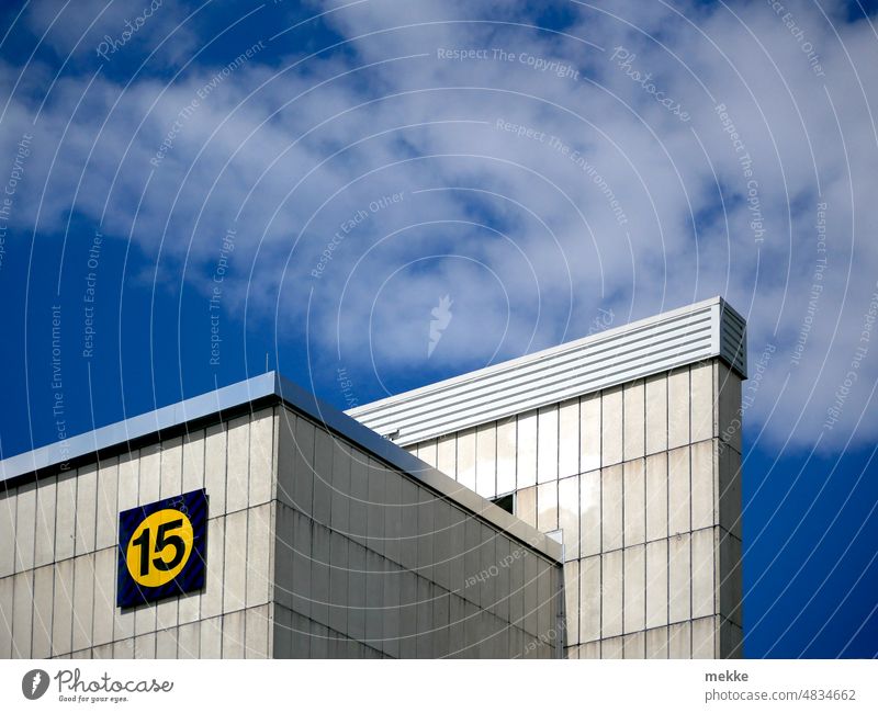 frischer Sonnenglanz auf altem Beton - Messehalle 15 - Alte Messe Leipzig Architektur Gebäude Fassade modern Himmel Haus Ausstellung Mauer Nummer Wolken wolkig